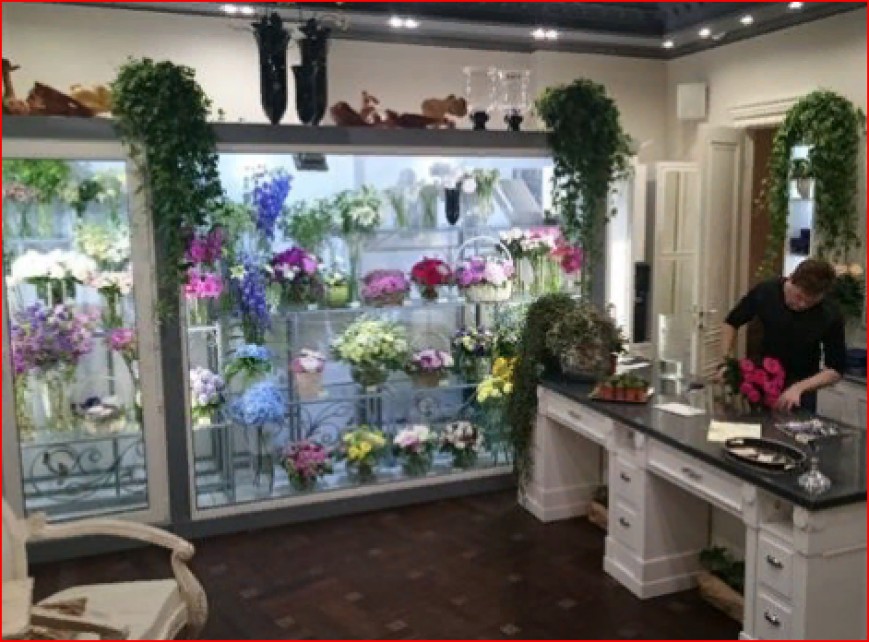 Цветочный магазин остров. Цветочная витрина. Витрина цветочного магазина. Витрина цветочного салона. Интерьер цветочного магазина.
